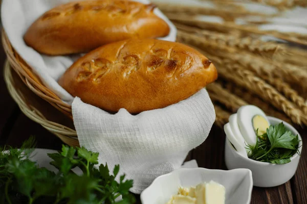 Geleneksel Rus mutfağı pasta yumurta ve otlar ile