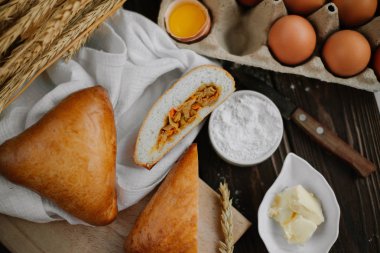 Natürmort karanlık bir arka plan üzerinde lahana börek ile