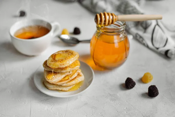 Hausgemachte amerikanische Pfannkuchen mit Honigsirup — Stockfoto