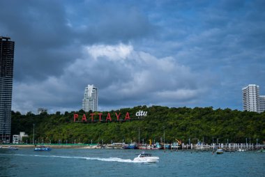 Tayland 'daki Pattaya şehrinin yüzlerinden biri olan dağdaki yazı.