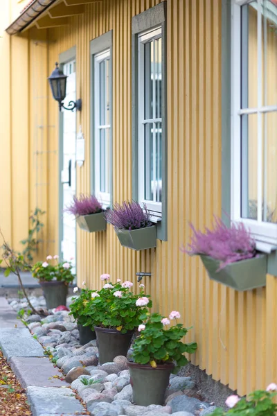 Decoração Tradicional Fachada Com Flores Nas Cidades Suécia — Fotografia de Stock