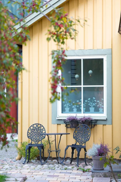 Traditionell Utsmyckning Fasaden Med Blommor Gamla Städerna Sverige — Stockfoto