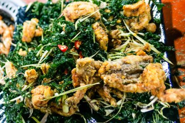 Tipik Vietnam kızarmış kurbağa bacağı ve sebzeli deniz ürünleri.