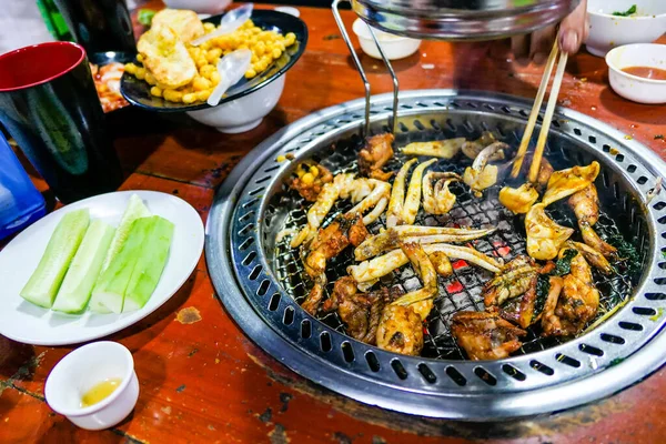 Tipik Vietnam kızarmış kurbağa bacağı ve sebzeli deniz ürünleri.