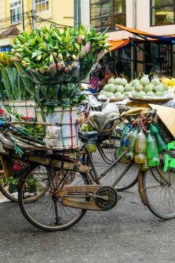 Tipik Vietnam yemekleri ve taze sebzeli bölgesel sağlıklı yemekler.