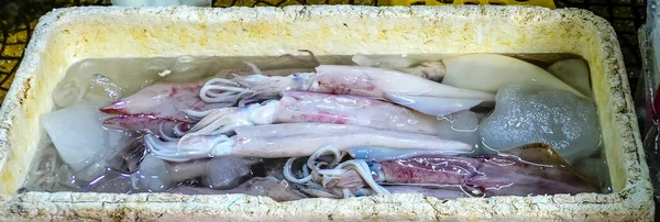 Типичные вьетнамские блюда и региональные здоровые блюда с рыбными креветками — стоковое фото