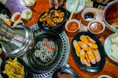 Tipik Vietnam kızarmış kurbağa bacağı ve sebzeli deniz ürünleri.