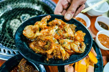 Tipik Vietnam kızarmış kurbağa bacağı ve sebzeli deniz ürünleri.