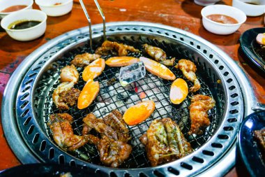 Tipik Vietnam kızarmış kurbağa bacağı ve sebzeli deniz ürünleri.