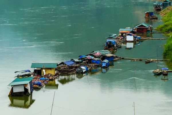 Comunità Cau Nong Tien che vive sul Red River in Vietnam — Foto Stock