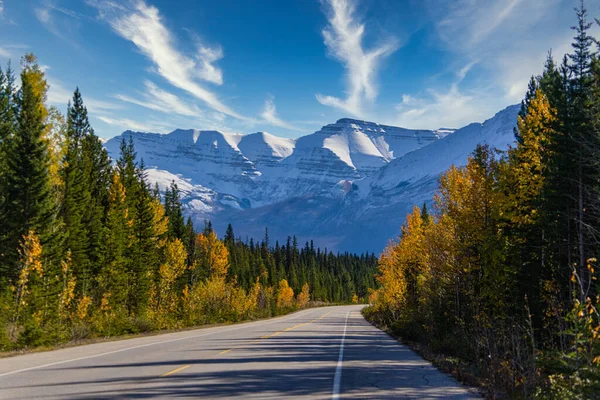 Trans canada autostrada, Jasper Alberta Kanada destinazione di viaggio — Foto Stock