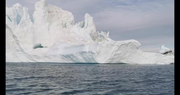 Glaciers flottants dans le golfe de Dicso Bay dans l'ouest du Groenland — Video