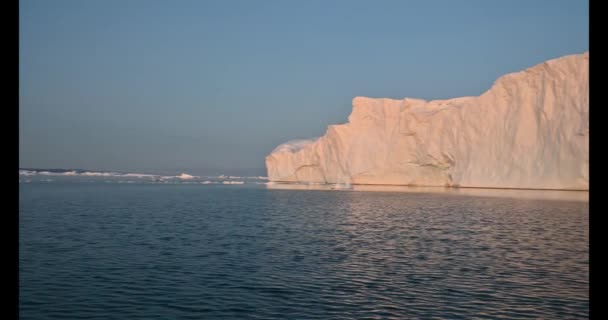 Glaciares flotantes en el Golfo de Dicso Bay en el oeste de Groenlandia — Vídeos de Stock
