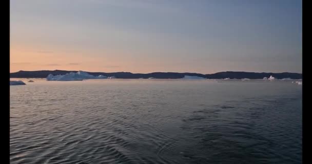 glaciers flottants dans le golfe de Dicso Bay dans l'ouest du Groenland 