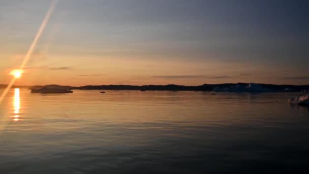 Geleiras flutuantes no Golfo de Dicso Bay, no oeste da Gronelândia — Vídeo de Stock