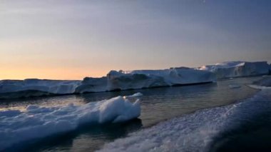 Batı Grönland 'daki Dicso Körfezi' nde yüzen buzullar