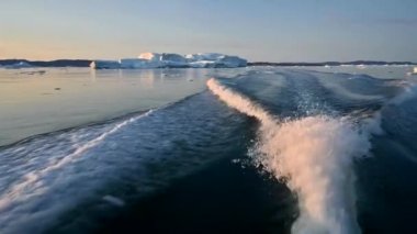 Batı Grönland 'daki Dicso Körfezi' nde yüzen buzullar