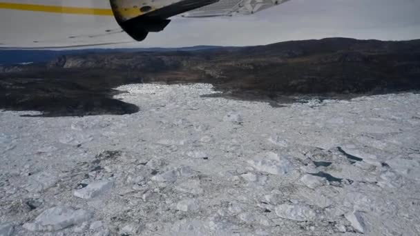 Vlucht over gletsjer in ijsbaan in vliegtuig — Stockvideo