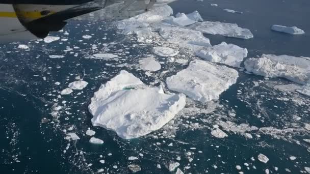 Vuelo sobre glaciar en bahía de hielo en avión — Vídeo de stock