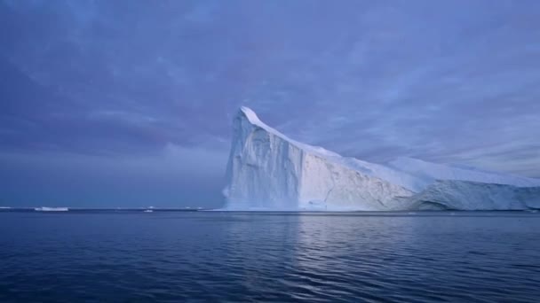 Osservazione di grandi ghiacciai galleggianti sul mare da una barca — Video Stock