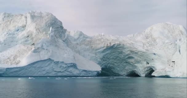格陵兰岛西部迪索湾的浮动冰川 — 图库视频影像