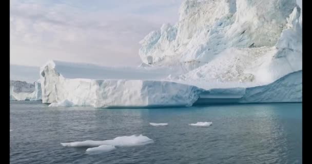 Glaciares flotantes en el Golfo de Dicso Bay en el oeste de Groenlandia — Vídeo de stock