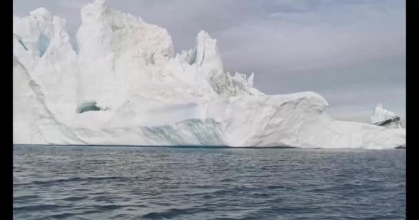 Batı Grönland 'daki Dicso Körfezi' nde yüzen buzullar — Stok video