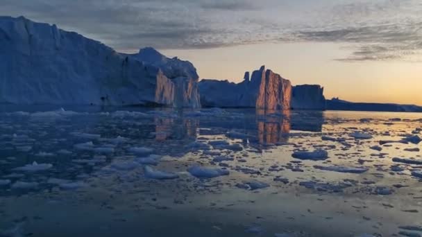 Úszó gleccserek a Dicso-öbölben Grönland nyugati részén — Stock videók
