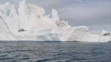 Batı Grönland 'daki Dicso Körfezi' nde yüzen buzullar