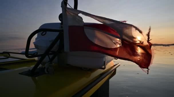 Een vlammende Groenlandse vlag op het achterschip van een schip — Stockvideo