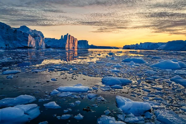 Grónsko Ilulissat ledovce na oceánu v polární noci — Stock fotografie