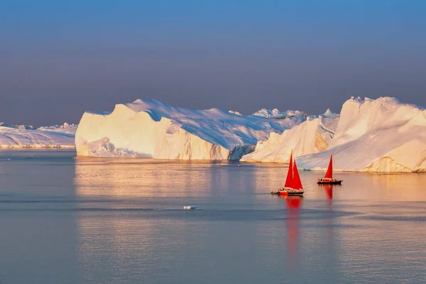 Greenland Ilulissat glaciers at ocean with res sailing boat — 스톡 사진