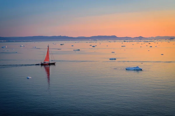 Groenland Ilulissat gletsjers aan zee met res zeilboot — Stockfoto