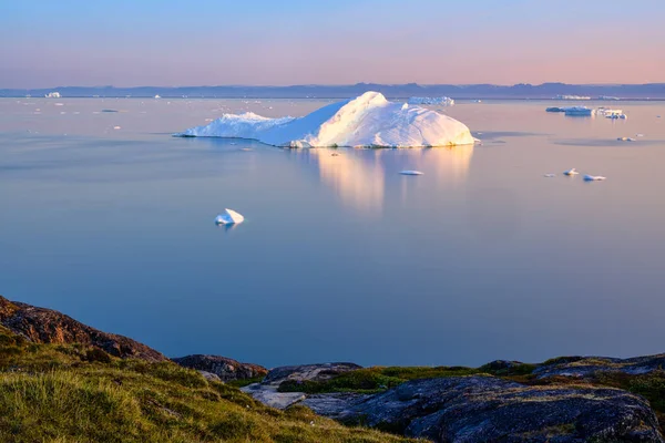 Льодовики Гренландії Ілуліссат в океані в полярну ніч. — стокове фото