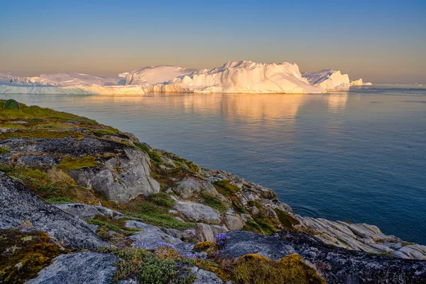 Geleira Ilulissat geleiras no oceano na noite polar — Fotografia de Stock