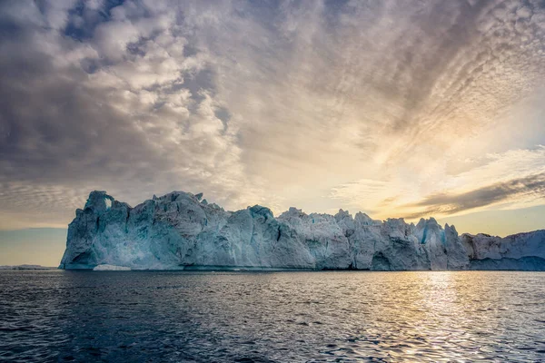 Grönländska Ilulissat-glaciärer vid havet på polarnatten — Stockfoto