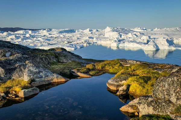 Grönländska Ilulissat-glaciärer vid havet på polarnatten — Stockfoto