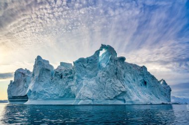 Grönland Ilulissat buzulları kutup gecesinde okyanusta