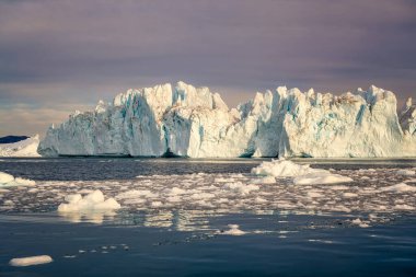 Grönland Ilulissat buzulları kutup gecesinde okyanusta