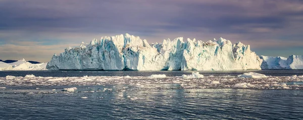 Grönland Ilulissat buzulları kutup gecesinde okyanusta