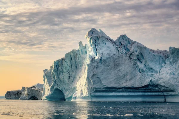 Grönland Ilulissat gleccserek az óceánon a sarki éjszakán — Stock Fotó