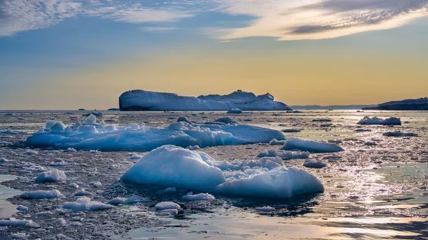 Grönland Ilulissat buzulları kutup gecesinde okyanusta