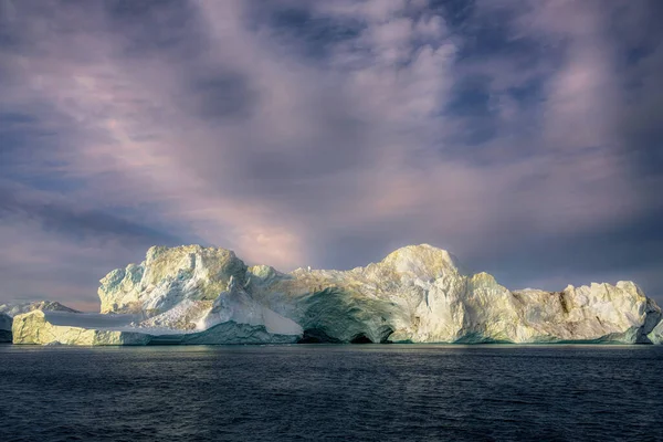 Ghiacciai Ilulissat della Groenlandia nell'oceano durante la notte polare — Foto Stock