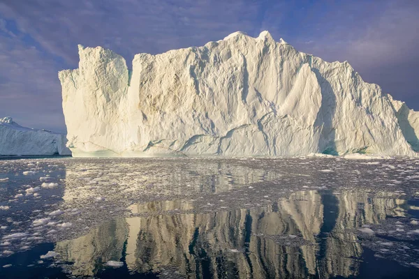Hatalmas lebegő gleccserek a tengerben, melyeket a napsugarak világítanak meg — Stock Fotó