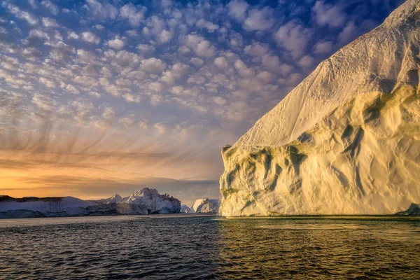 Groenland Ilulissat gletsjers aan zee bij poolnacht — Stockfoto