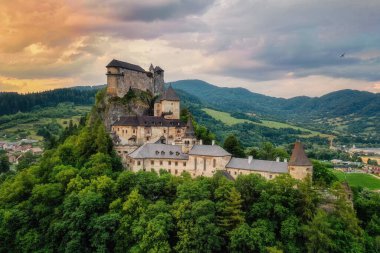 Orava Kalesi nehir vadisinin yukarısındaki büyük bir uçurumda.