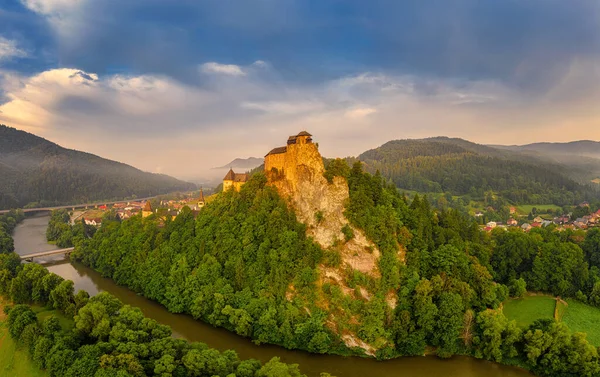 Orava Kalesi nehir vadisinin yukarısındaki büyük bir uçurumda.