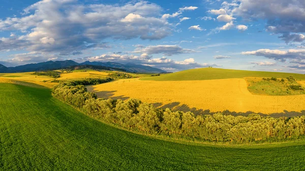 Hermoso paisaje de Liptov por el depósito de agua de la presa de Liptovska Mara — Foto de Stock