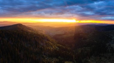 Vadileri, gölleri ve nehirleri olan güzel bir manzara.