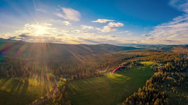 Vadileri, gölleri ve nehirleri olan güzel bir manzara.
